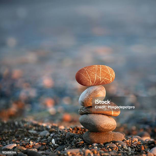 Calhaus Na Praia - Fotografias de stock e mais imagens de Equilíbrio - Equilíbrio, Rocha, Trabalho de Equipa