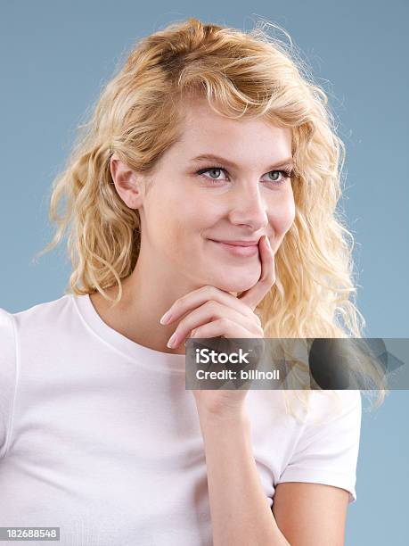 Joven Mujer Rubia Con Camisa Blanca Foto de stock y más banco de imágenes de 20 a 29 años - 20 a 29 años, 20-24 años, Adulto