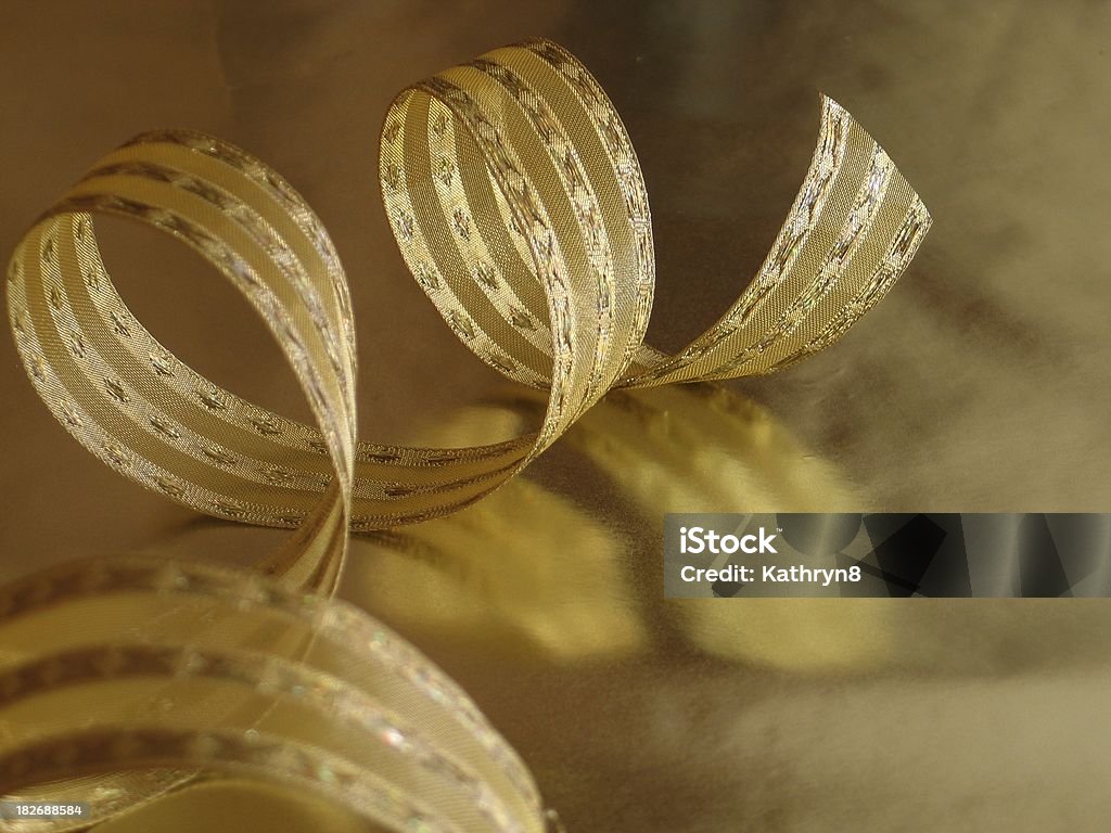 Gold Ribbon завитками - Стоковые фото Без людей роялти-фри