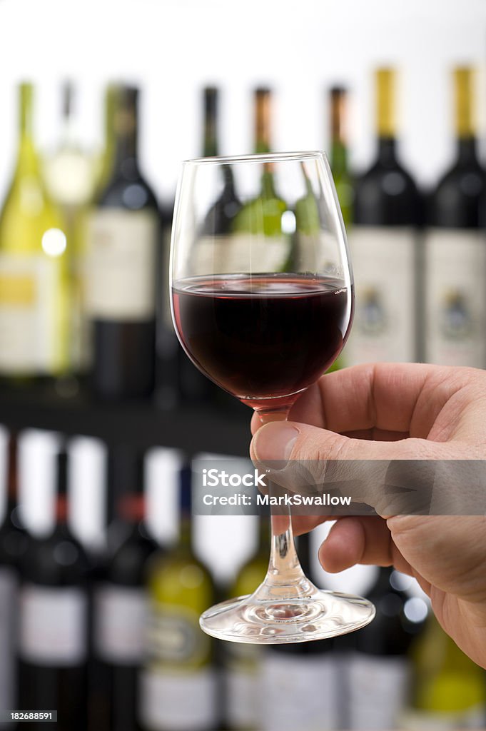Dégustation de vin rouge dans - Photo de Vin libre de droits