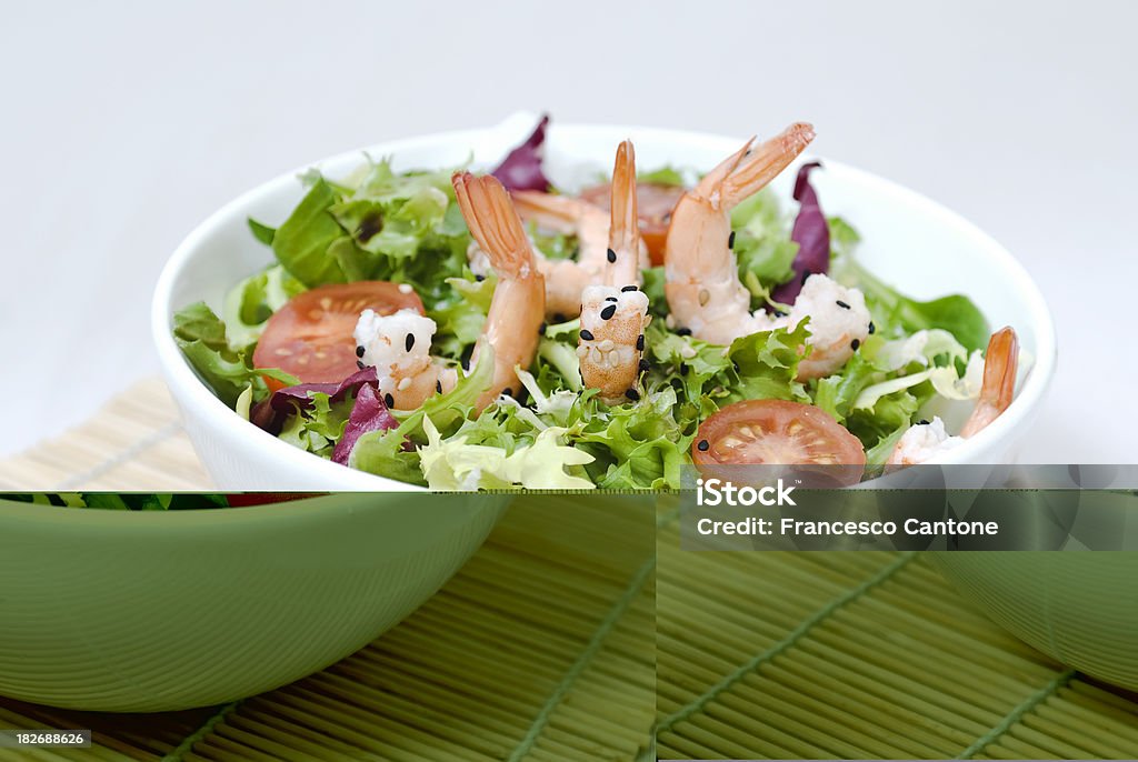 Fresca insalata di gamberi - Foto stock royalty-free di Bianco