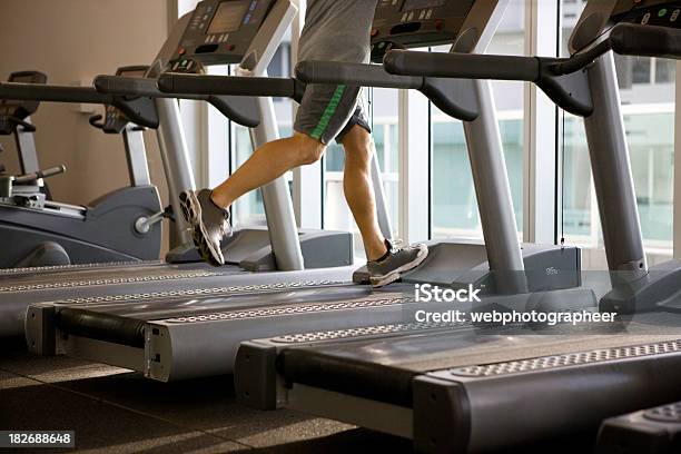 Laufen Auf Dem Laufband Stockfoto und mehr Bilder von Abnehmen - Abnehmen, Aktivitäten und Sport, Anstrengung