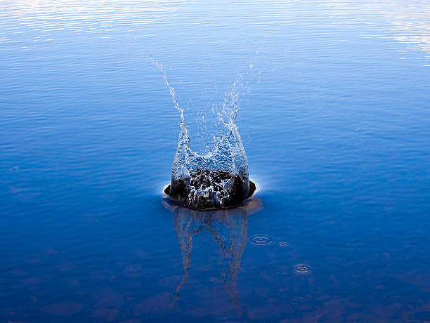 big splash - botta grande foto e immagini stock