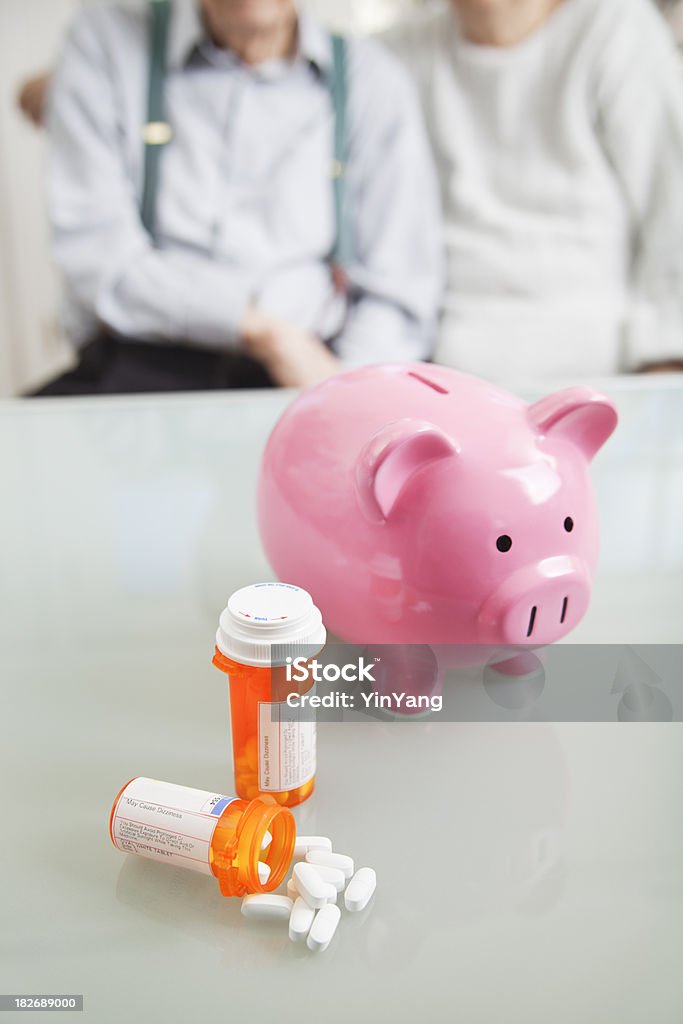 Costo di farmaci da prescrizione e terapie in famiglia - Foto stock royalty-free di 80-89 anni