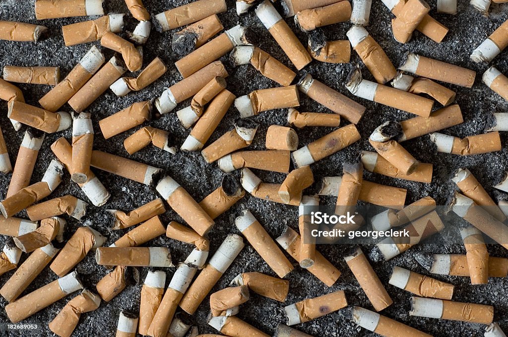 Sfondo di mozziconi di sigarette e cenere - Foto stock royalty-free di Sigaretta