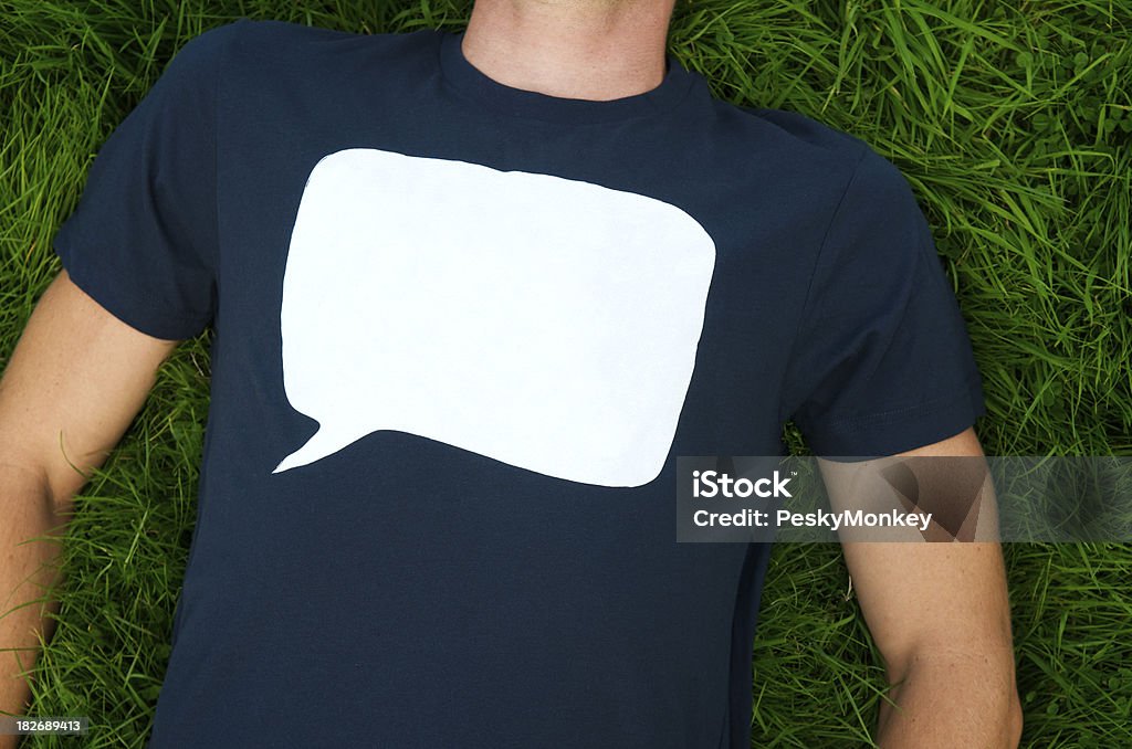 Fala em T-shirt em branco na relva - Royalty-free Adulto Foto de stock