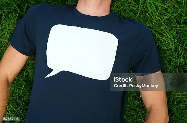 Fala Em Tshirt Em Branco Na Relva - Fotografias de stock e mais imagens de Adulto - Adulto, Ao Ar Livre, Aspiração