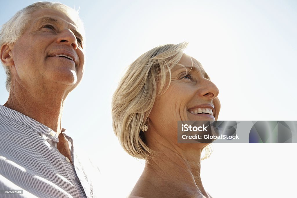 Velho Casal sorridente ao ar livre num dia soalheiro - Royalty-free Enrugado Foto de stock