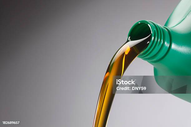 Aceite De Motor Foto de stock y más banco de imágenes de Petróleo - Petróleo, Cambio de aceite, Lubricación