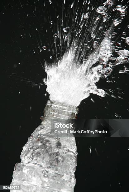 Flasche Wasser Planschen Stockfoto und mehr Bilder von Explodieren - Explodieren, Flasche, Wasser