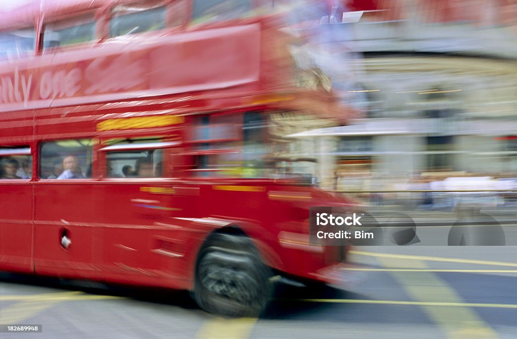 Autocarro de Dois Andares vermelho em Londres Condução de veículos em Piccadilly Circus - Royalty-free Antigo Foto de stock