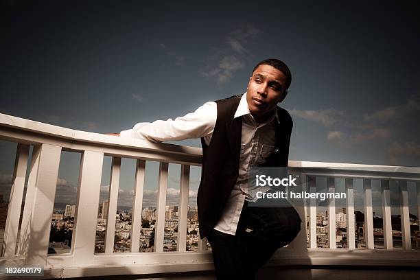 Sair Na Varanda Do Telhado - Fotografias de stock e mais imagens de Adolescente - Adolescente, Cidade, Elegante