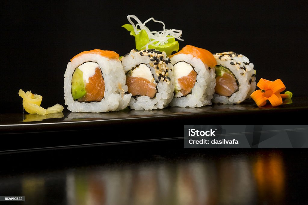 Plato Sushi con palillos chinos - Foto de stock de Sushi libre de derechos