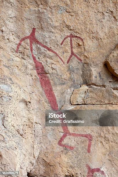 Arqueológicos Sitio Con Petroglifos De Dos Hombres En La Patagonia Argentina Foto de stock y más banco de imágenes de Adulto