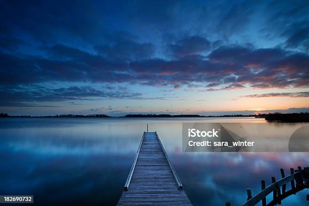 Pontão No Lago Ao Nascer Do Sol Perto De Amesterdão Holanda - Fotografias de stock e mais imagens de Alto-Contraste