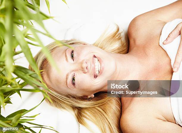 笑顔の若い女性のスパバンブー - 人体のストックフォトや画像を多数ご用意 - 人体, 安らぐ, 朗らか