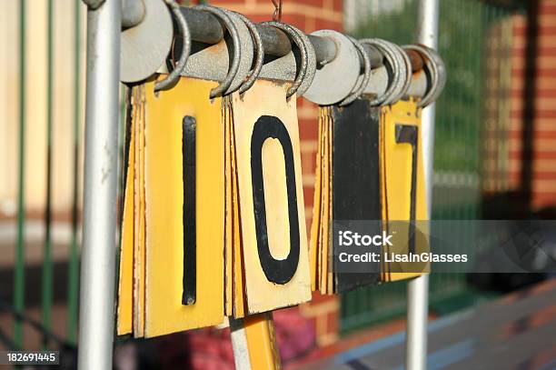 Bolos Sobre Hierba Mantener Puntaje De Foto de stock y más banco de imágenes de Actividad - Actividad, Actividades recreativas, Aire libre