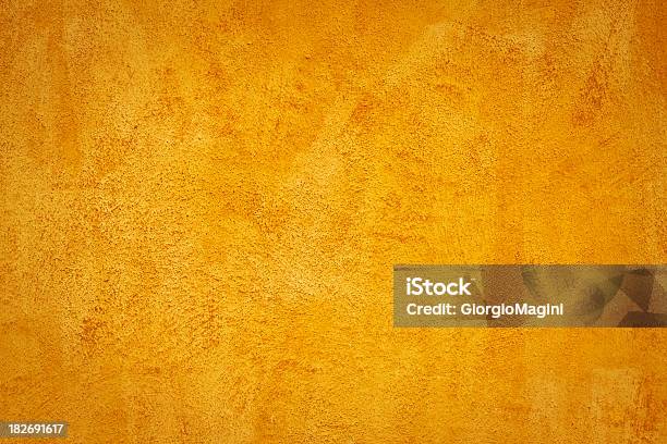 Amarelo Grunge Textura De Fundo De Gesso Parede - Fotografias de stock e mais imagens de Abstrato - Abstrato, Amarelo, Antigo