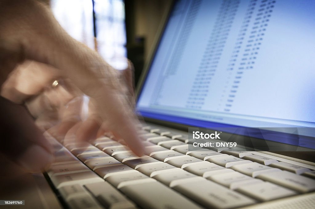 Trabajando en un ordenador portátil - Foto de stock de Comunicación libre de derechos