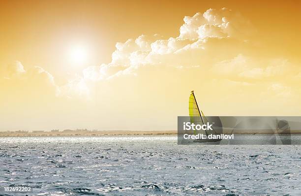 Barco À Vela No Mar - Fotografias de stock e mais imagens de Amarelo - Amarelo, Ao Ar Livre, Barco à Vela