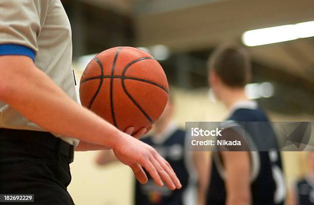 Photo libre de droit de Match De Basketball banque d'images et plus d'images libres de droit de Basket-ball - Basket-ball, Enfant, Arbitre - Officiel sportif