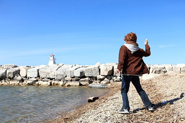 chłopiec rzucać kamieniami w lake - throwing stone little boys child zdjęcia i obrazy z banku zdjęć