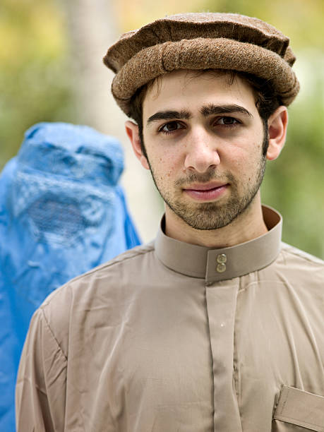 un jeune homme à kandahar en vêtement traditionnel - kandahar photos et images de collection