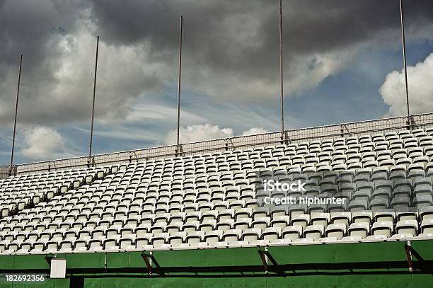 Sporttribune Stockfoto und mehr Bilder von Abwesenheit - Abwesenheit, Amerikanischer Football, Bedeckter Himmel