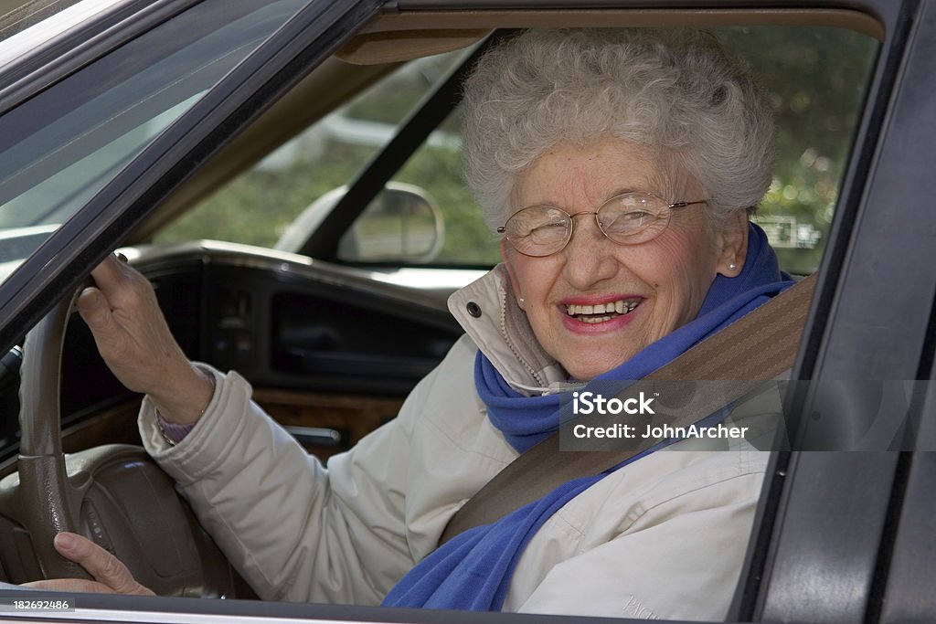 Sênior no volante - Foto de stock de 70 anos royalty-free
