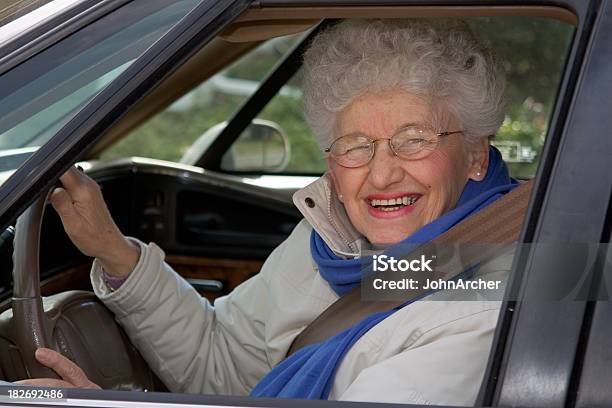 Foto de Sênior No Volante e mais fotos de stock de 70 anos - 70 anos, A caminho, Adulto