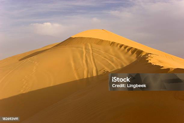 Dune Di Sabbia - Fotografie stock e altre immagini di Abu Dhabi - Abu Dhabi, Al Ain, Ambientazione esterna