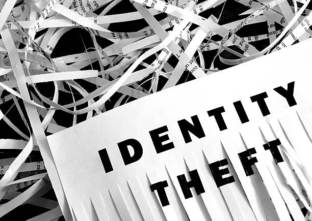 kradzież tożsamości – pocięcie na paski w niszczarce - identity thief stealing paper shredder zdjęcia i obrazy z banku zdjęć