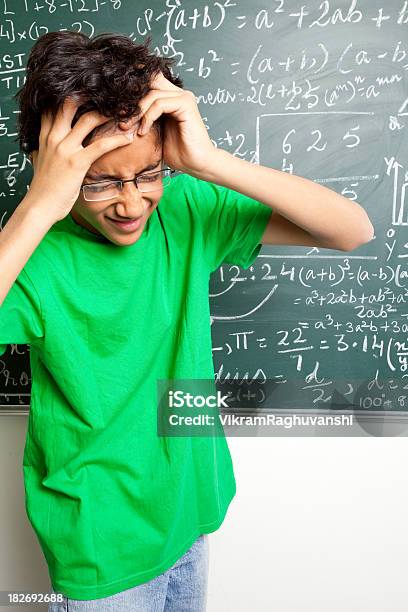 India Estudiante Adolescente Confundida Con Problemas De Las Matemáticas Foto de stock y más banco de imágenes de 12-13 años