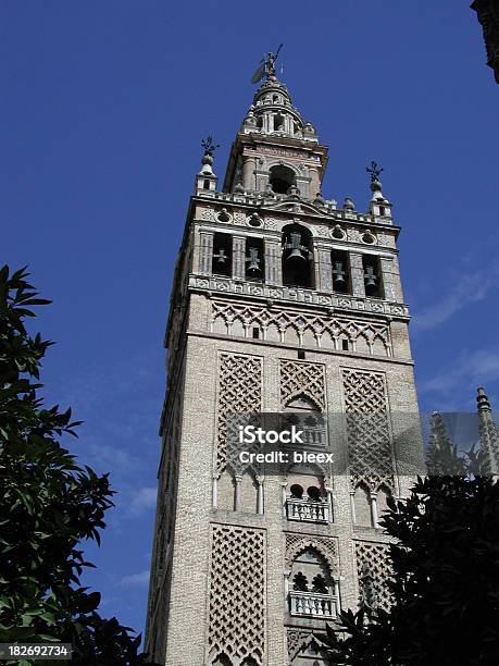 Giralda W Sevilla Hiszpania - zdjęcia stockowe i więcej obrazów Andaluzja - Andaluzja, Bez ludzi, Chrześcijaństwo