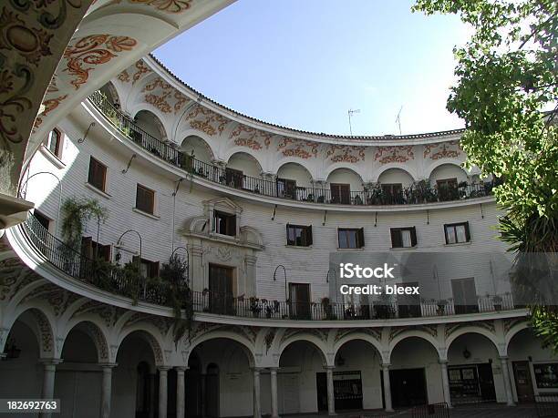 Foto de Lugar Circular Em Sevilha e mais fotos de stock de Arquitetura - Arquitetura, Arranjar, Céu - Fenômeno natural