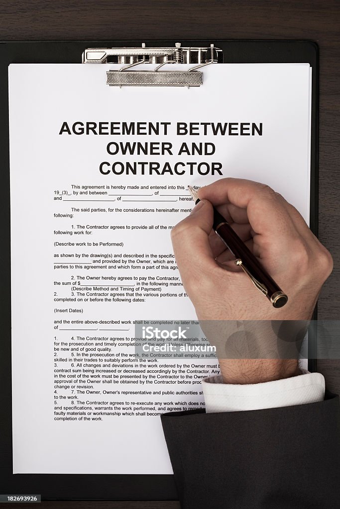 Homem preencher acordo entre o empreiteiro e o proprietário de documento - Foto de stock de Empreiteira royalty-free
