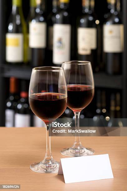 Foto de Vinho Tinto Em Exibição e mais fotos de stock de Bebida alcoólica - Bebida alcoólica, Chapa de Inscrição, Coleção