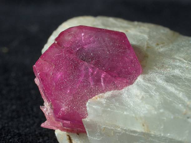 ruby kristall - beryll mineral stock-fotos und bilder