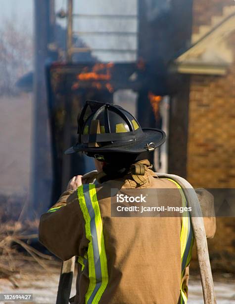 Fuego Controlado Foto de stock y más banco de imágenes de Agua - Agua, Aire libre, Bombero