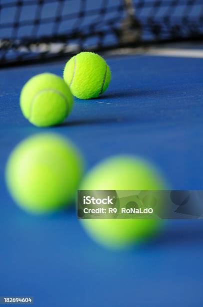 Varias Pelotas De Tenis En La Cancha Azul Con Net Foto de stock y más banco de imágenes de Pistas - Pistas, Pelota, Primer plano