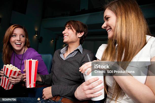 Photo libre de droit de Amis Au Théâtre Attendre Pour Film Pour Commencer banque d'images et plus d'images libres de droit de Adulte - Adulte, Aliment, Amitié