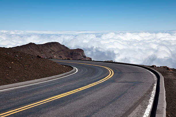 highway acima das nuvens - haleakala national park mountain winding road road - fotografias e filmes do acervo