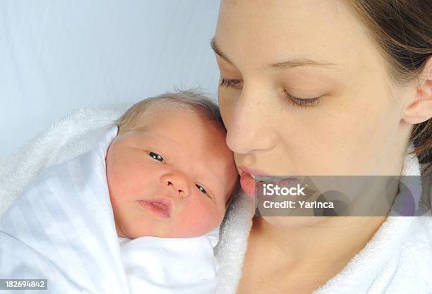 Mãe E Recémnascido - Fotografias de stock e mais imagens de Adulto - Adulto, Bebé, Cama