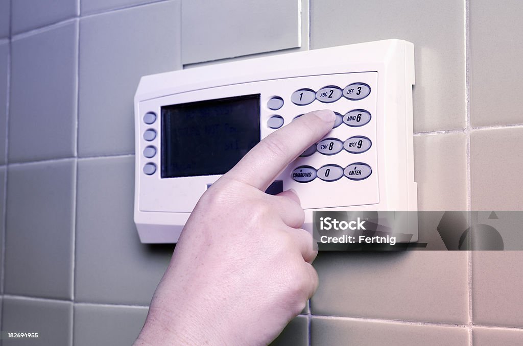 Establecer un sistema de alarma de seguridad - Foto de stock de Alarma de seguridad libre de derechos