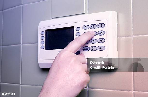 Establecer Un Sistema De Alarma De Seguridad Foto de stock y más banco de imágenes de Alarma de seguridad - Alarma de seguridad, Botón de inicio, Botón pulsador