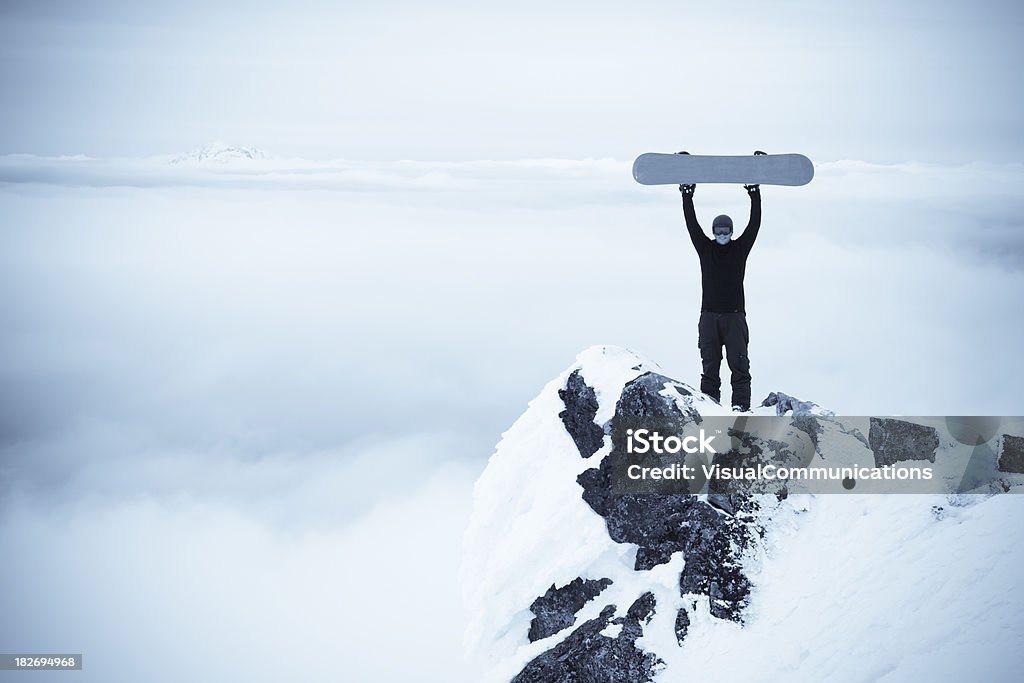 Snowboard no topo do penhasco. - Foto de stock de Adulto royalty-free