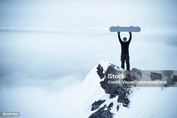 Foto de Snowboard No Topo Do Penhasco e mais fotos de stock de Adulto - Adulto, Atividade, Aventura