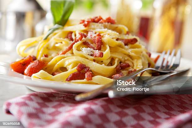 Italian Imágenes Fijas Tagliatelle A La Carbonara Foto de stock y más banco de imágenes de Salsa carbonara - Salsa carbonara, Alimento, Comida italiana