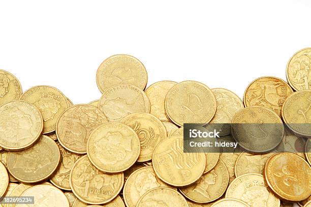 Monedas De Oro Foto de stock y más banco de imágenes de Borde - Borde, Dinero, Dorado - Color