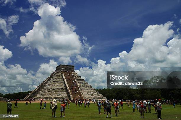 Chichenitza Grande Pirâmide - Fotografias de stock e mais imagens de Pirâmide - Estrutura construída - Pirâmide - Estrutura construída, Pirâmide de Kukulkán, América Central